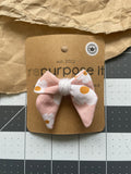 🎀 Mini Bow Hair Clip - Pink w/ Daisies